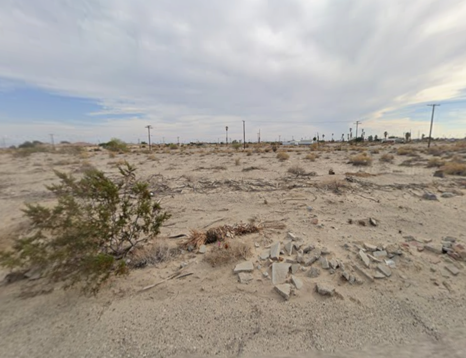 RESIDENTIAL LOT WITH BEAUTIFUL SCENERY IN VISTA DEL MAR!! LOW MONTHLY PAYMENTS OF $275.00  1309 Bourbon Ave., Salton City, CA 92275 APN: 001-602-004-000
