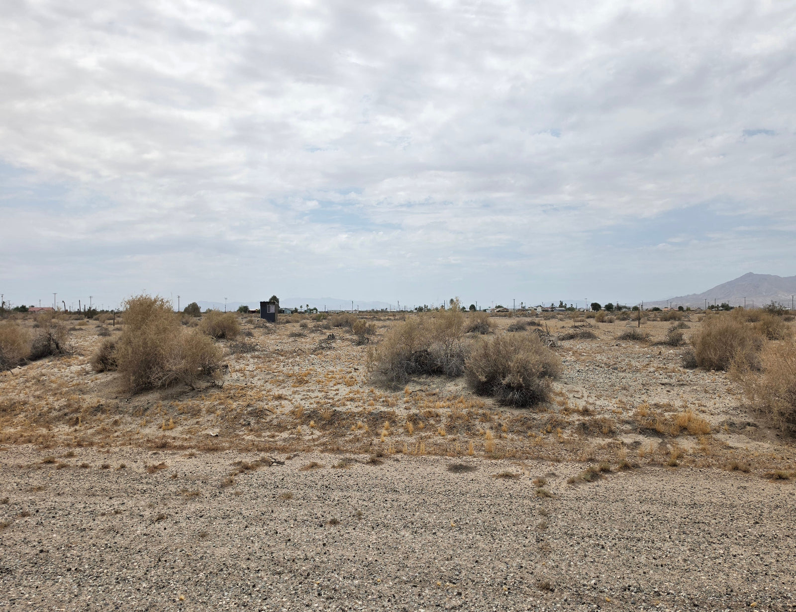 PERFECT RESIDENTIAL LOT LOCATED NEAR HIGH SCHOOL AREA!! LOW MONTHLY PAYMENTS OF  $ 225.00  2629 Sea King Ave., Salton City, CA 92274 APN: 008-292-006-000