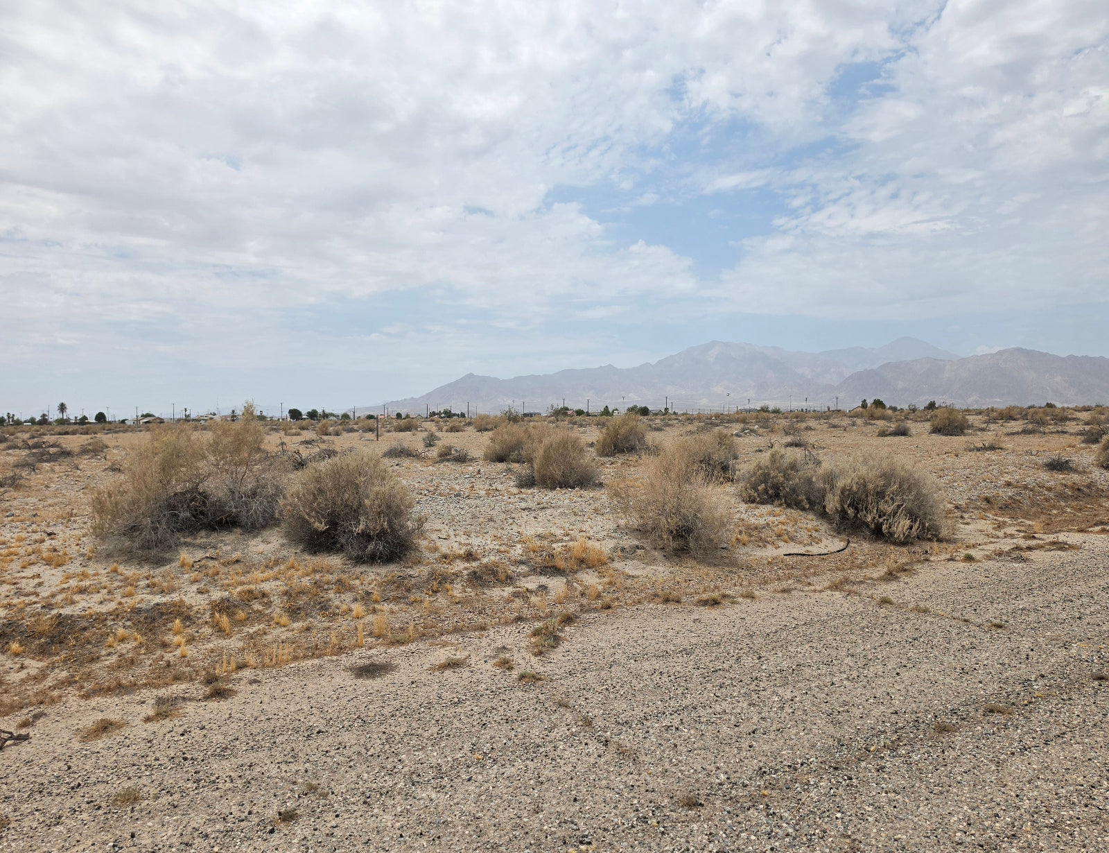 PERFECT RESIDENTIAL LOT LOCATED NEAR HIGH SCHOOL AREA!! LOW MONTHLY PAYMENTS OF  $ 225.00  2629 Sea King Ave., Salton City, CA 92274 APN: 008-292-006-000