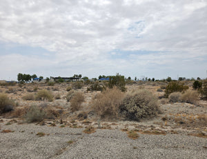 BEAUTIFUL LOCATION NEAR ELEMENTARY SCHOOL!! LOW MONTHLY PAYMENTS OF $215.00   2509 Sea Lite Ave., Salton City, CA 92275 APN: 010-211-015-000
