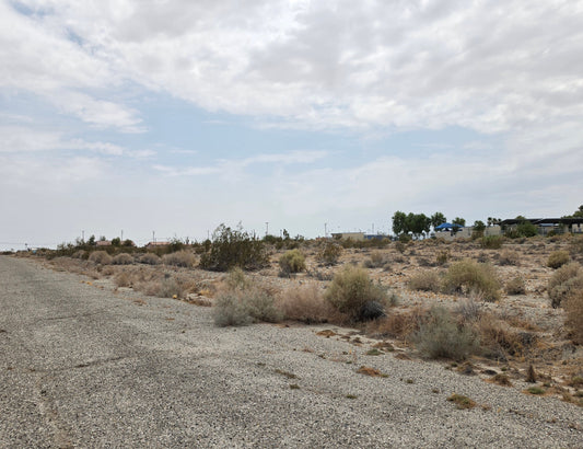 BEAUTIFUL LOCATION NEAR ELEMENTARY SCHOOL!! LOW MONTHLY PAYMENTS OF $215.00   2509 Sea Lite Ave., Salton City, CA 92275 APN: 010-211-015-000